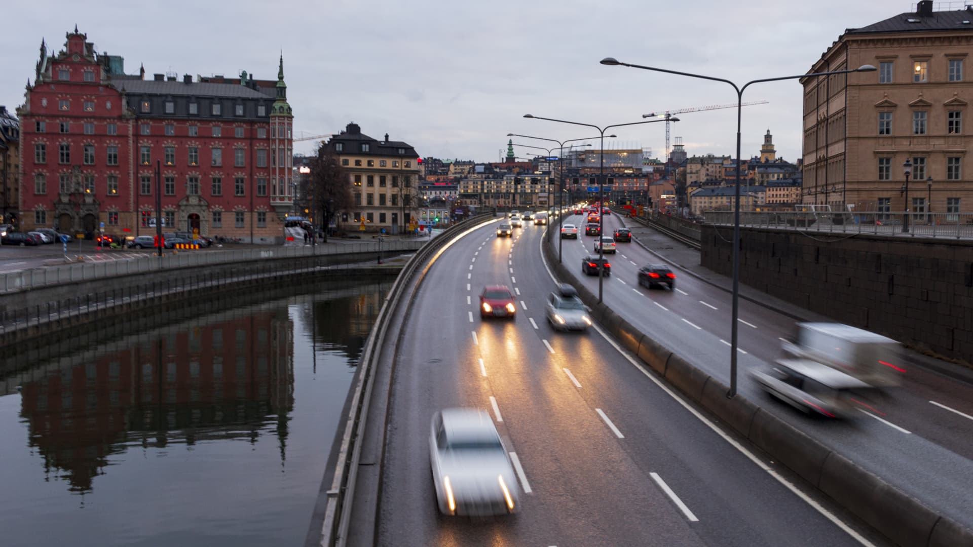 stockholm-bans-diesel-and-gas-powered-cars-from-driving-downtown-starting-2025