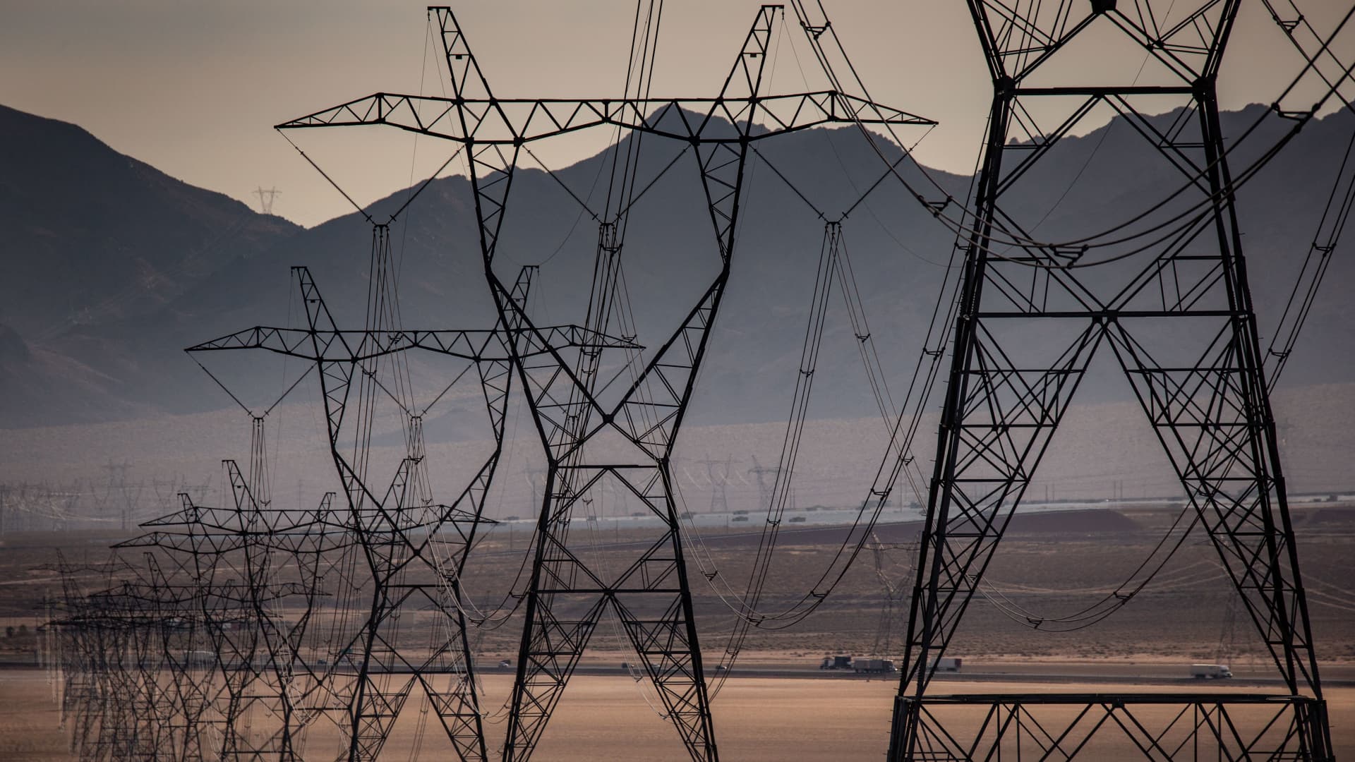 the-world-has-to-add-or-replace-50-million-miles-of-transmission-lines-by-2040,-iea-says