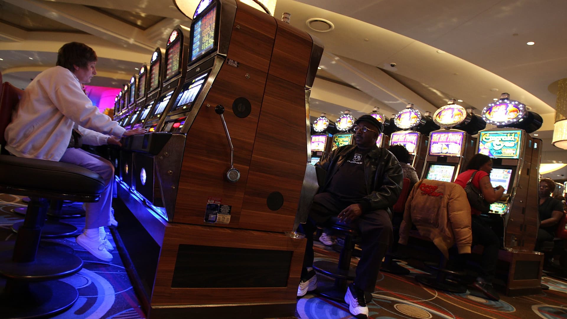 thousands-of-casino-workers-go-on-strike-in-detroit